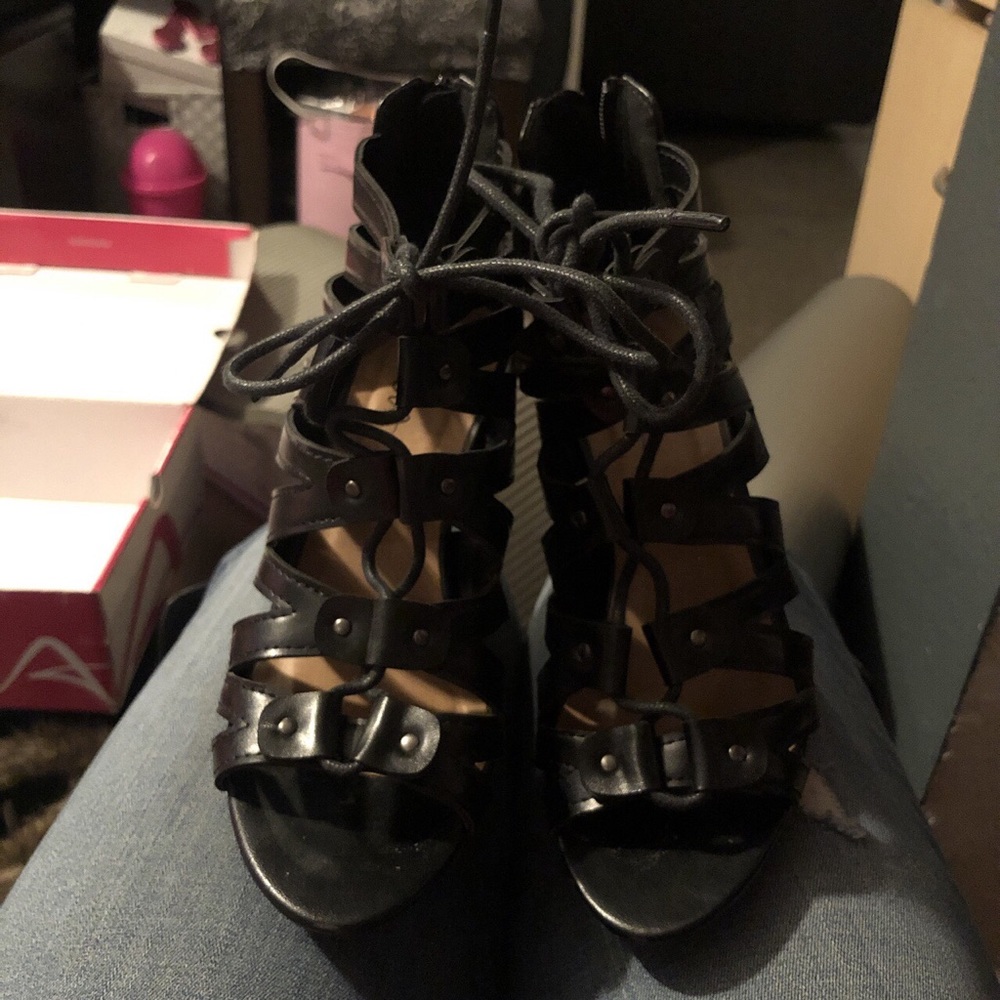 Black wedges
